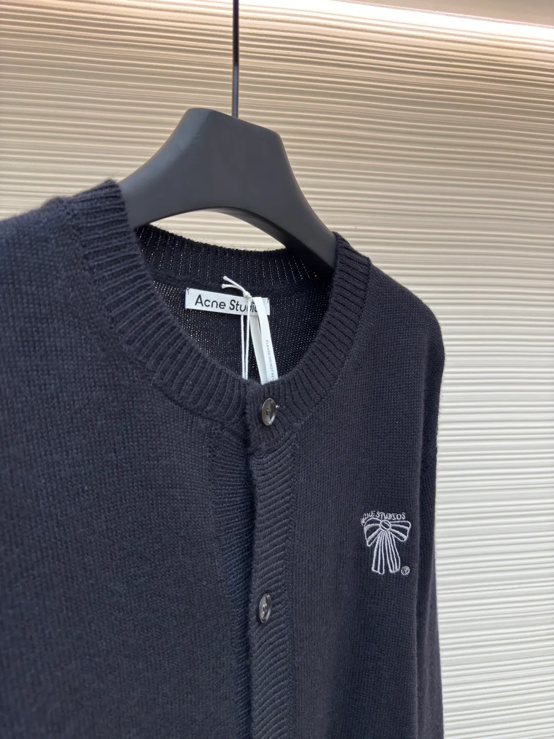 Acne Studios bow embroidered cardigan sweater ●Original version: Purchased and developed in 2988 ●Item number: 1680693-B15 ●Fabric: wool fabric ●Technology: Knitted production ●Version: Loose fit ●Weight: about 660 grams ●Size: S-M-L ●Description: Made of 6 strands of 26μm ultra-fine merino wool blended yarn, compoundly twisted through siro spinning technology to increase yarn strength by 40%. Air core wrapping process: Inject 0.1% gaseous silicone oil into the hollow layer of the yarn to reduce the weight of the fabric by 15% while maintaining the natural warmth of wool. Japan's Shima Seiki MFG-3.2 seven-gauge computerized flat knitting machine is used to knit an invisible rhombus interlayer with a thickness of 1.2mm through the triple interaction of floating thread + tuck stitch + hanging stitch. The cuffs adopt a 5→7G gradient gauge and are programmed to achieve a precise transition of adding 0.3 stitches per centimeter. The overall wiring is straight and delicate, the fabric is comfortable and soft, and the color is consistent without color difference. It can be matched with the same style to create a fashionable look and control various occasions. Customized accessories, complete with three standards, same style for men and women!